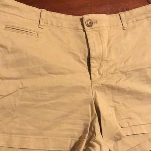 Very cute gap khaki shorts!